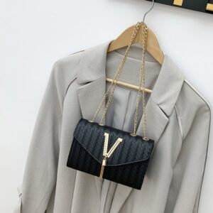 bolso-crossbody-de-mujer-con-cadena-y-detalle-de-borla
